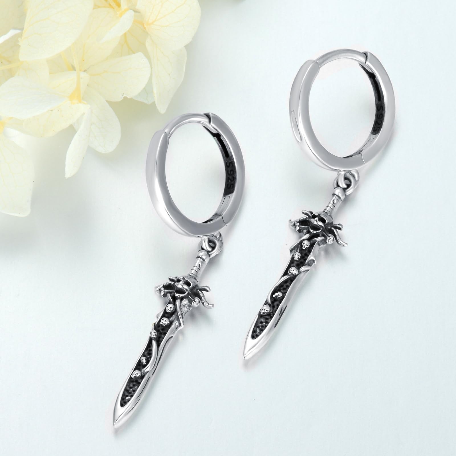 VONALA Pendientes de daga de plata de ley gótica, aretes de aro de espada, aretes colgantes de calavera, aretes de cuchillo, joyería gótica, regalo para niños, Plata de ley, No es una piedra preciosa