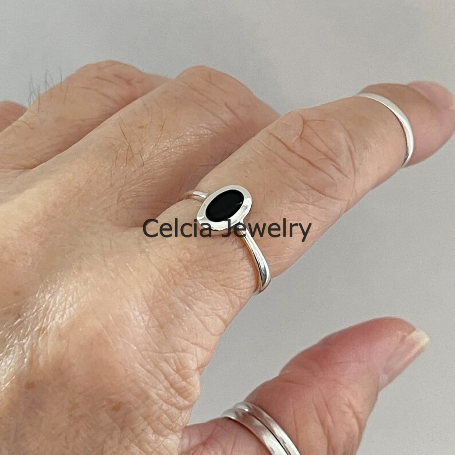 Anillo de ónix negro con solitario ovalado simple de plata de ley 925 maciza, anillo bohemio bohemio, hermoso anillo de ceremonia de boda, anillo minimalista, anillo de regalos del día de la madre