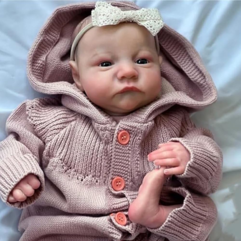 Reborn Babypuppe 45 cm, Vinyl-Material, 18 Zoll Lebensecht Baby Puppen Hellbraun Gestricktes Outfit, Sammlerpuppe für Erwachsene Handgefertigt Babypuppe mit Zubehör für Kinder ab 3 Jahren
