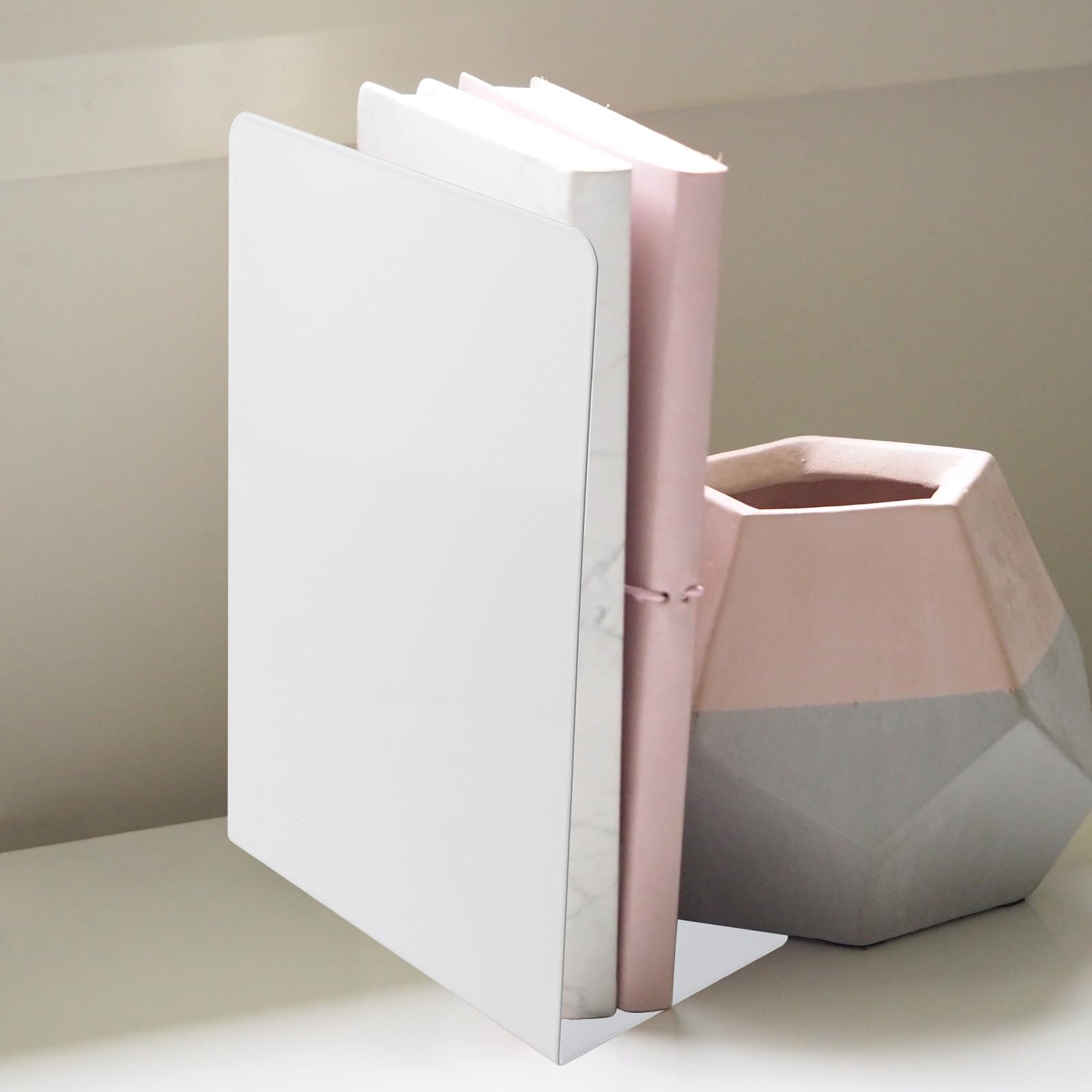 Confezione da 8 fermalibri in metallo bianco resistente, a forma di L, per mensole, fermalibri con cuscinetti antiscivolo, per casa, ufficio e biblioteca