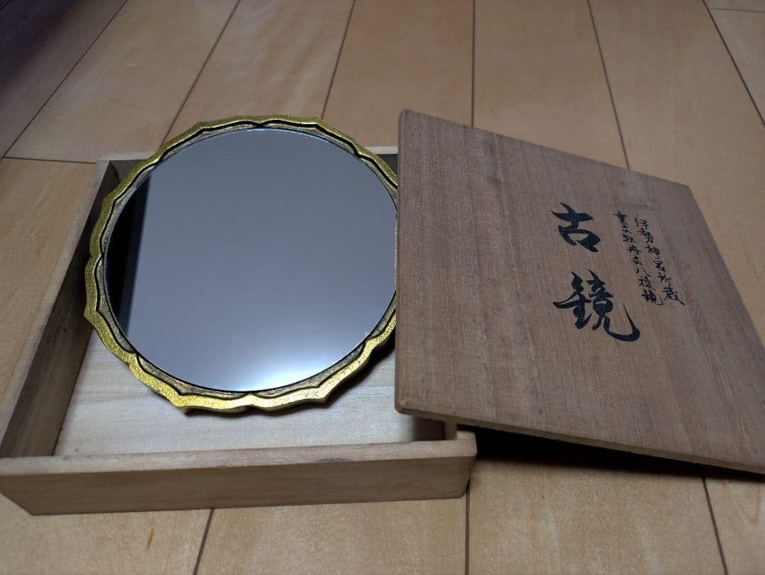 Amazon.co.jp: 伊勢神宮所蔵 重要文化財 牡丹文八稜鏡 古鏡 金属製 花