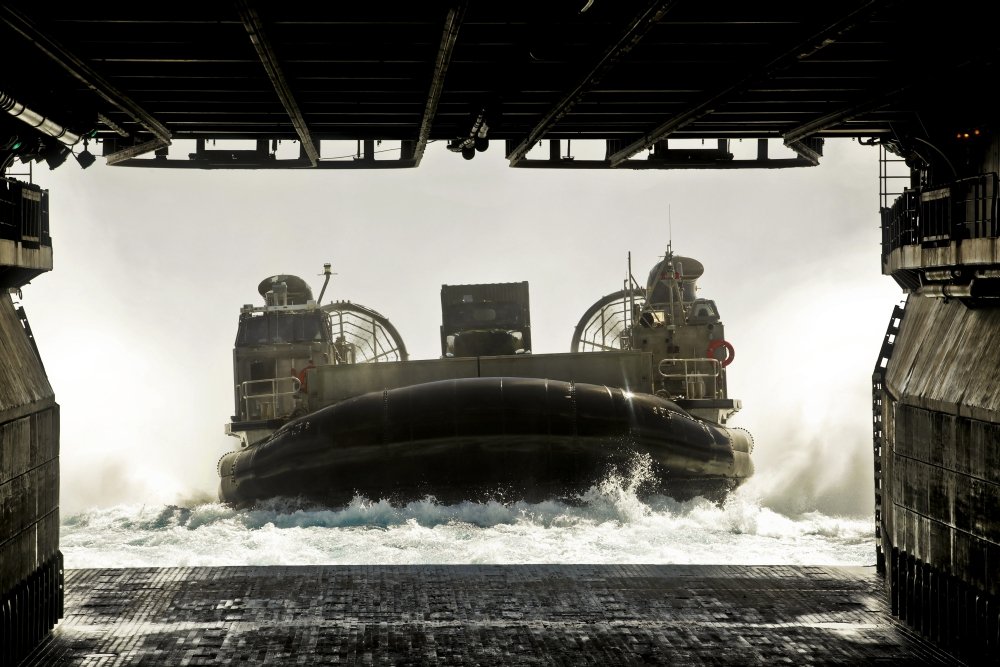 Posterazzi Poduszka powietrzna Landing Craft przygotowuje się do wejścia do studni pokładu statku szturmowego USS Bonhomme Richard plakat wydruk (34 x 22)