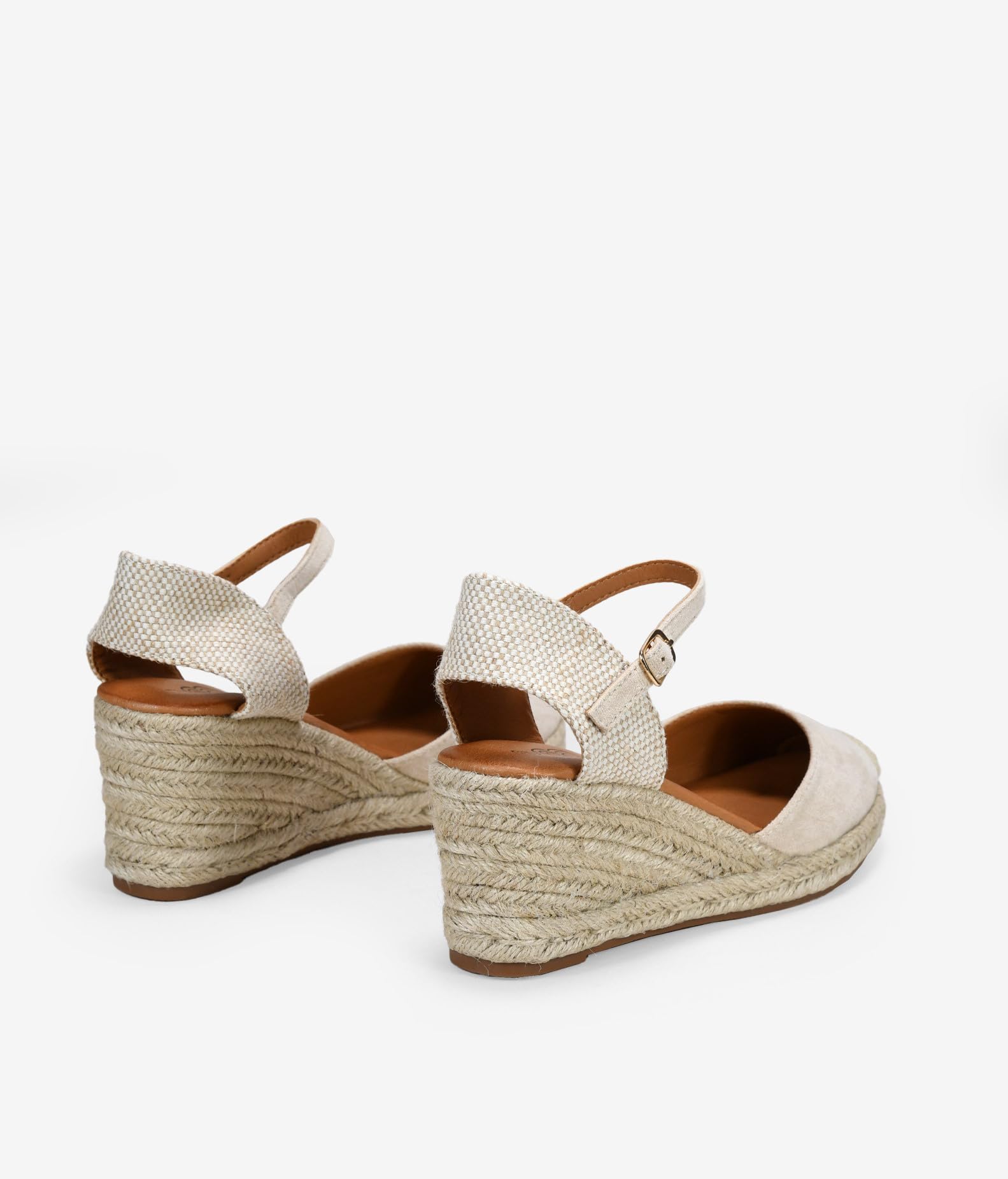 BOSANOVA Espadrillas da donna realizzate in camoscio vegano con punta chiusa in tela e zeppa di Sparto. Chiusura con cinturino con fibbia. Scarpe da donna