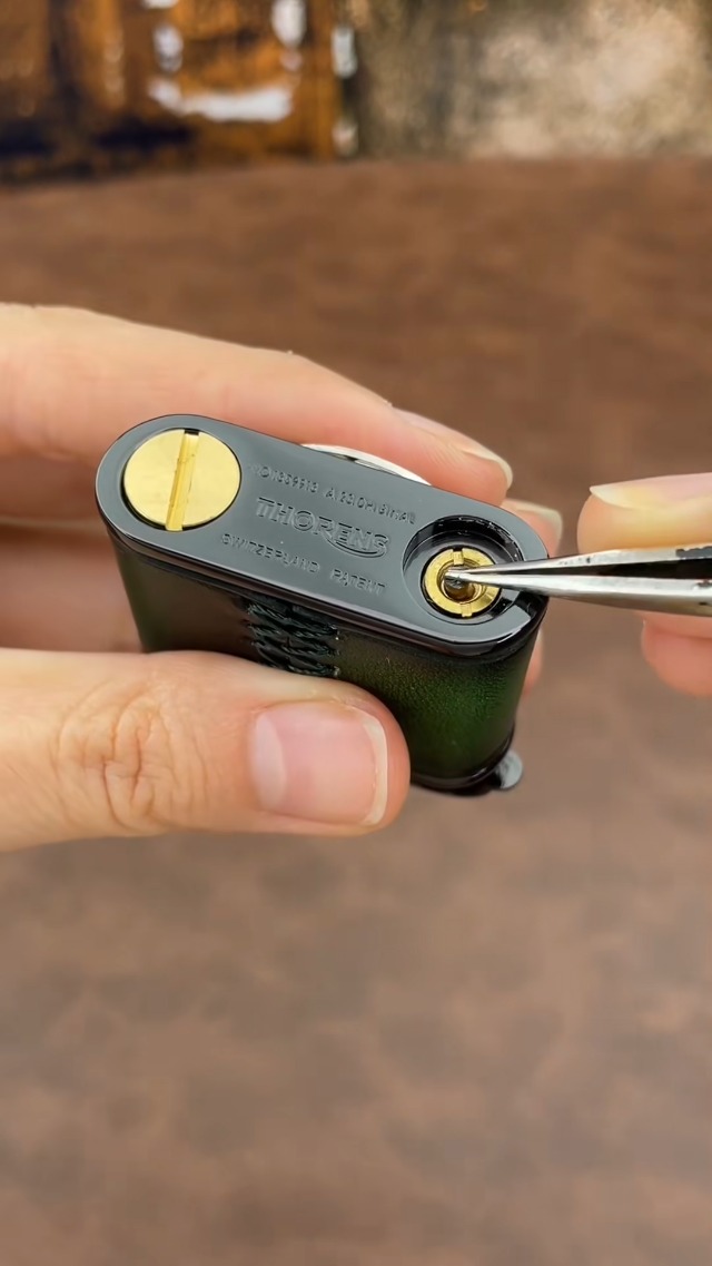 Encendedor mecánico de latón y cuero verde y negro miniatura 7