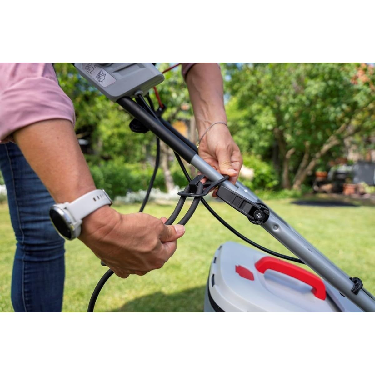 IKRA tosaerba elettrico IERM 1638 U, scatola di raccolta 45l, larghezza di taglio 38cm, altezza di taglio regolabile in 5 posizioni 25–65mm