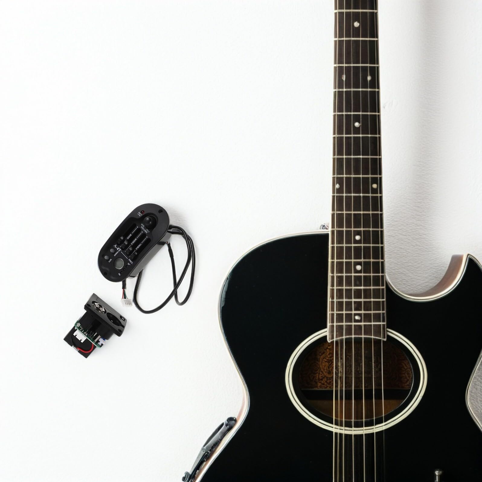 Homoyoyo Préampli Eq 4 Bandes pour Guitare Acoustique avec Micro Électro-Acoustique Intégré, Accordeur Électronique LCD, Accessoires pour Guitare sans Batterie, Amplificateur de Tonalité