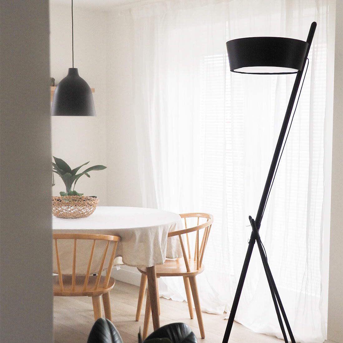 Lampadaire XL Woodendot Ka créez un coin lecture cosy avec sa tablette noire