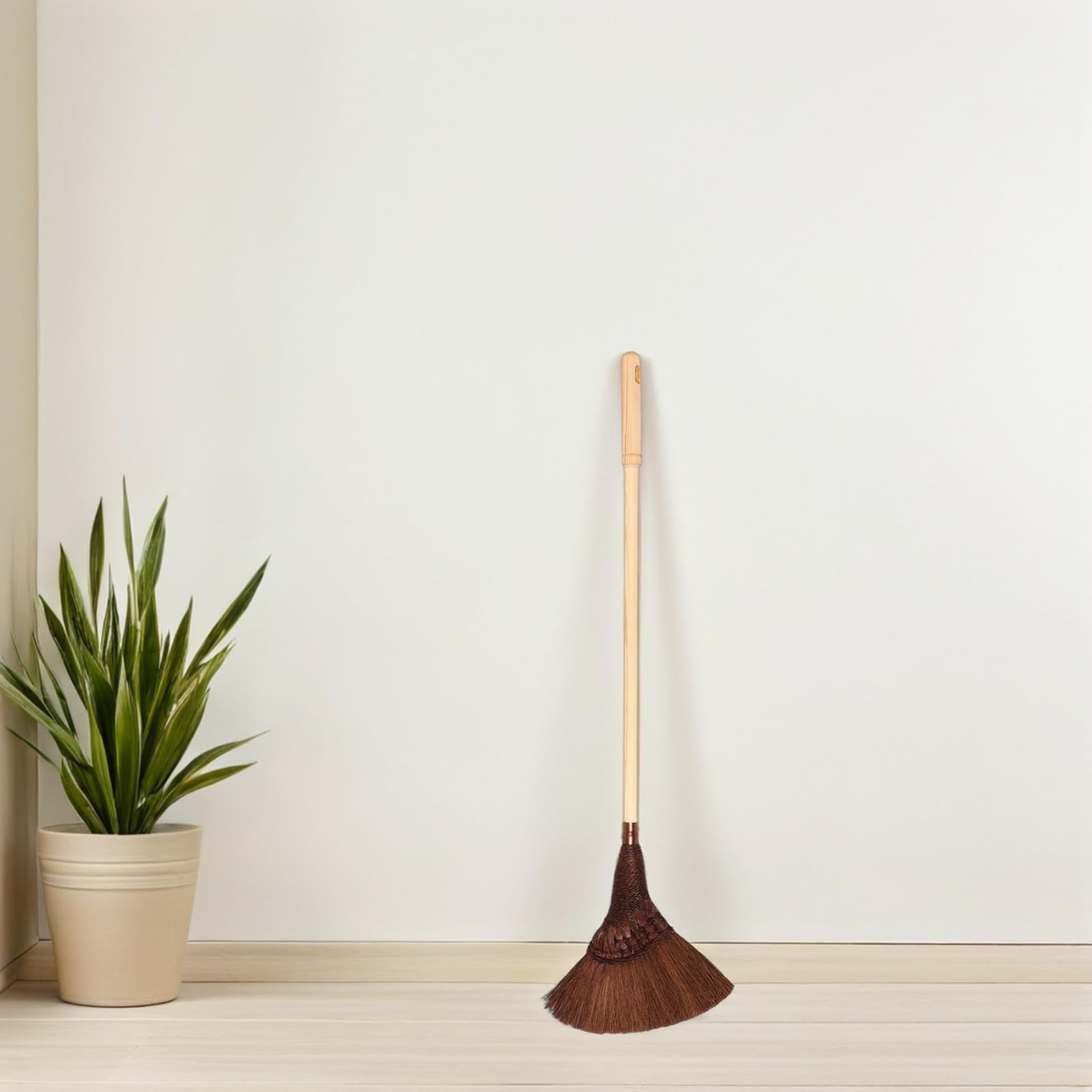 Handgefertigter Palmfeger mit Holzstiel, Klassisch Vintage, Kaffee
