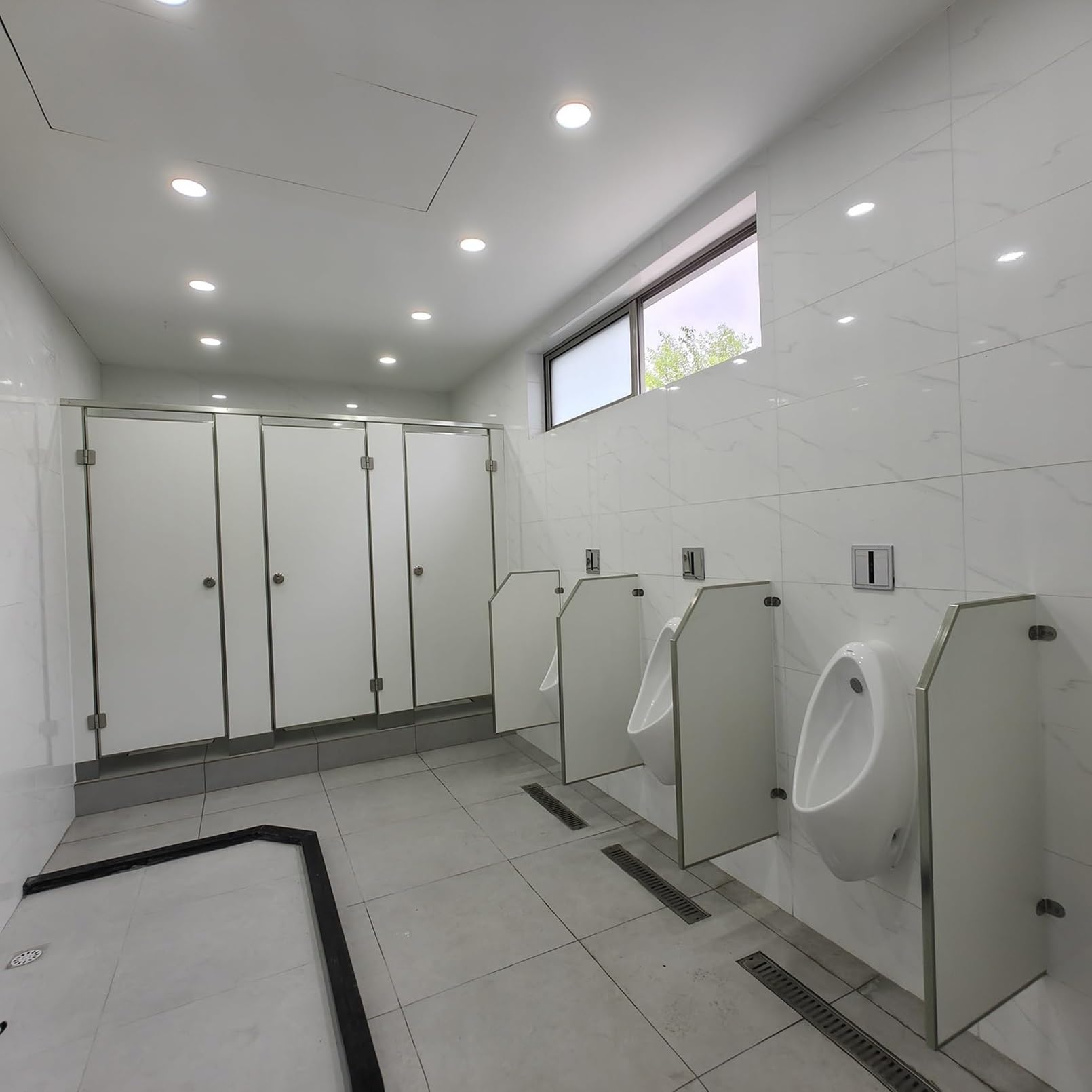 Montaje de pared de la pantalla de privacidad del urinario, divisor de la división del cuarto de baño, tablero de madera impermeable para los baños comerciales, hoteles, barras, hardware de acero inox