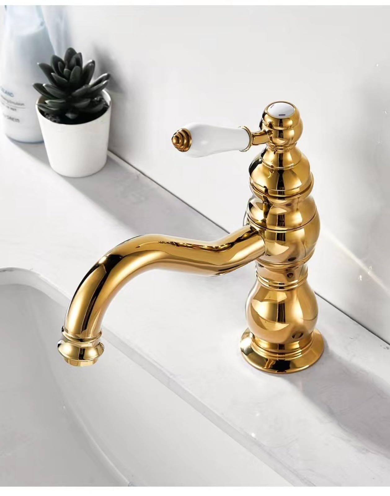 La maniglia in ceramica interamente in rame per rubinetti dell'acqua calda e fredda è dorata