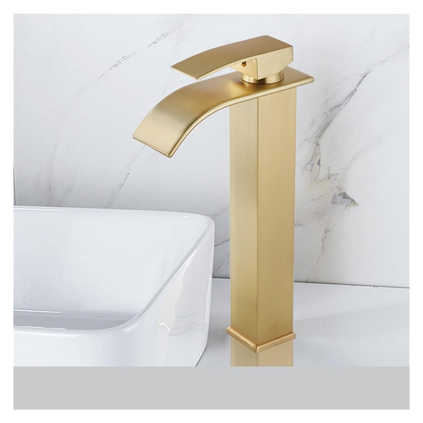 Mitigeur de lavabo cascade or brossé pour une salle de bains moderne et élégante