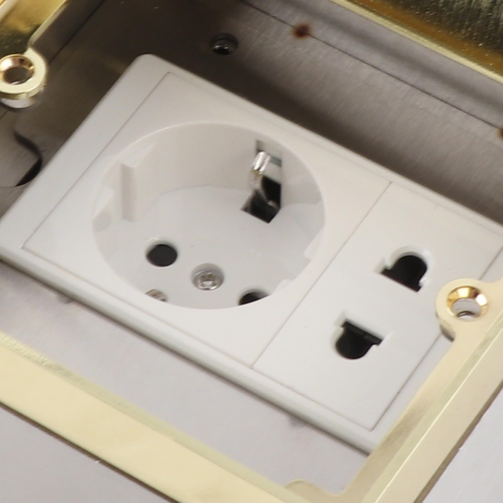 Presa a pavimento da incasso 16A 4000W in acciaio inossidabile color oro, scatola di derivazione elettrica per ufficio, scuola e casa.