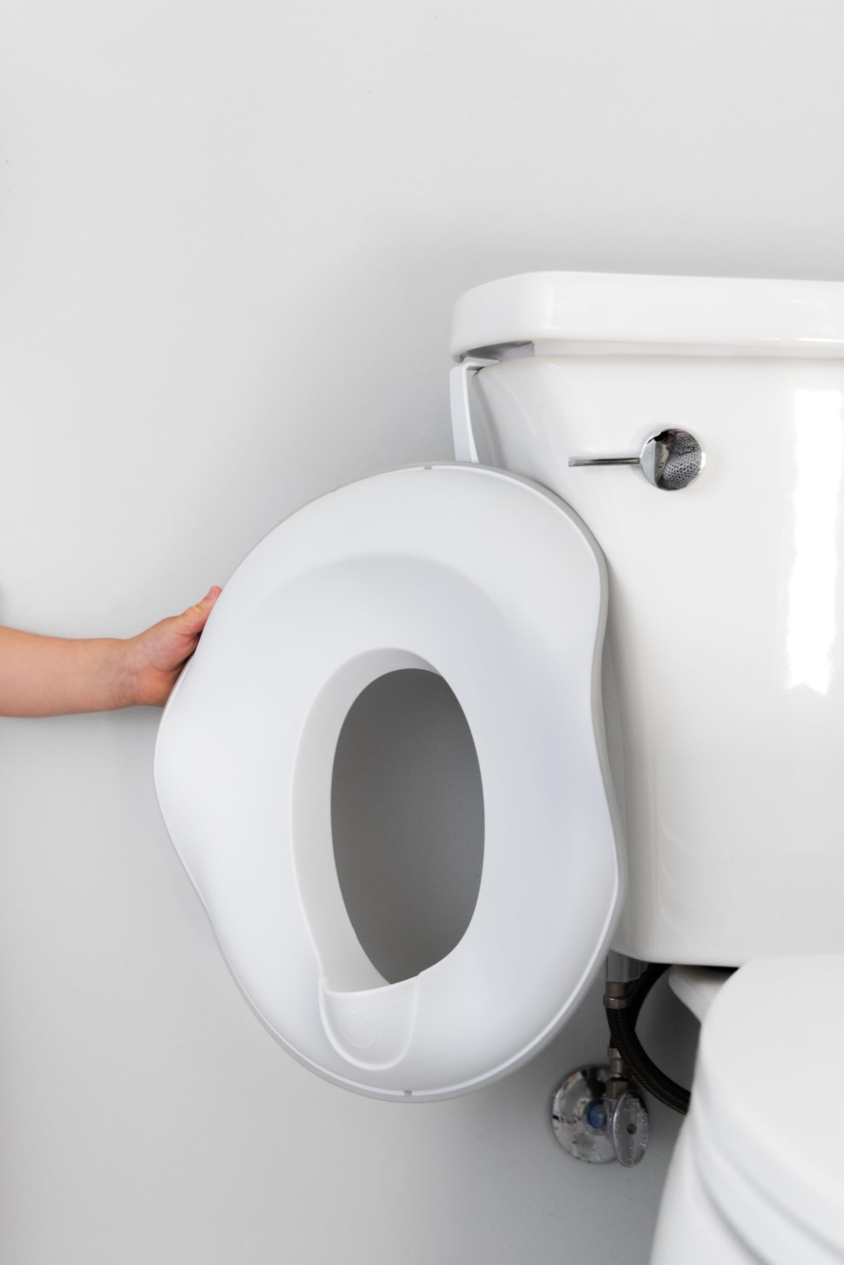 Ubbi Verstellbarer Toilettentrainer für Kleinkinder im Töpfchentraining mit integrierten Griffen und Bonus-Töpfchenhaken für einfache Lagerung, Grau
