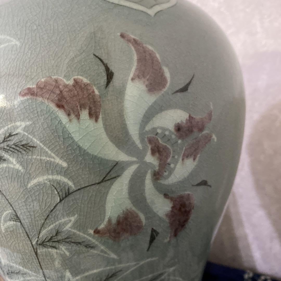 韓国人間文化財 池順鐸作　青磁辰砂花文花瓶　壺　33㎝ 韓国人間文化財 池順鐸作青磁辰砂花文花瓶壺33㎝