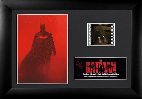 Miniatura 1 de Trend Setters DC Comics  The Batman  Walking in Rain  FilmCells 7 x 5 pulgadas MiniCell Presentación de escritorio  Con clip de película de 1.378in