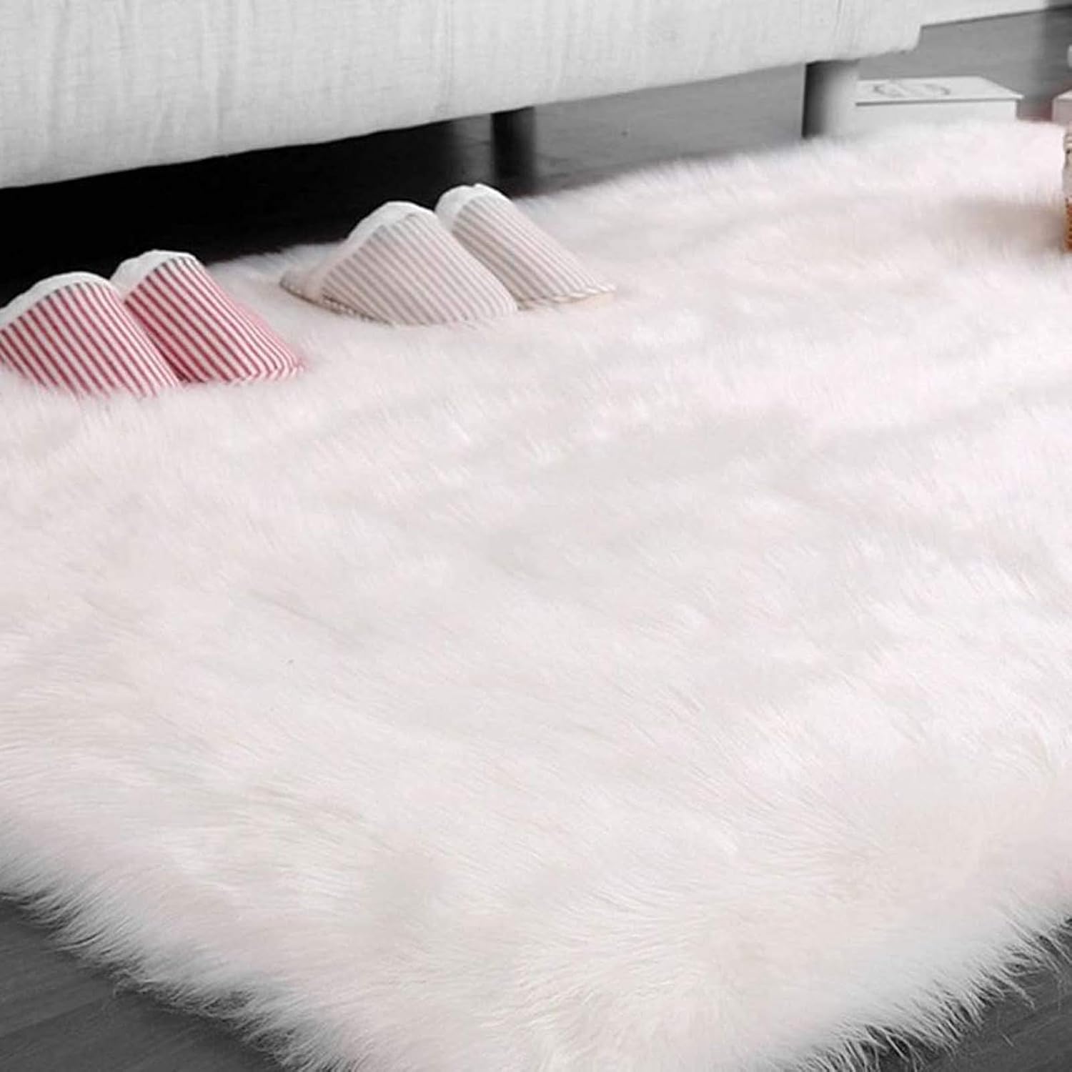 Faux Fur Rug Soft Fluffy Carpet 24 x 35 inch, Faux Fur Sheepskin Area Rugs, Bedroom Bedside Carpets, Shaggy Plush Floor Rugs for Living Room Sofa, Rectangle