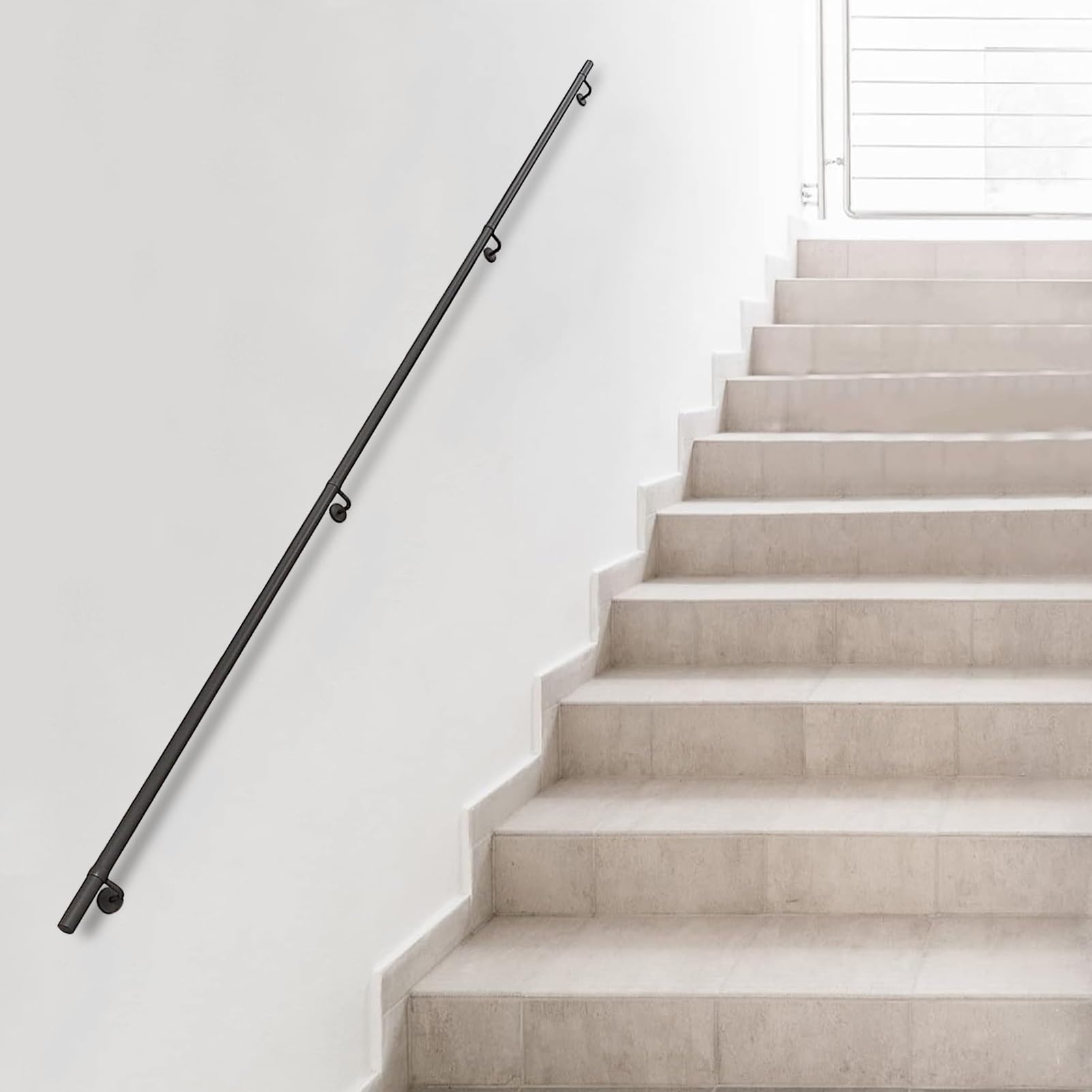 Rampe d'escalier en fer noir antidérapante pour sécuriser l'accès des seniors