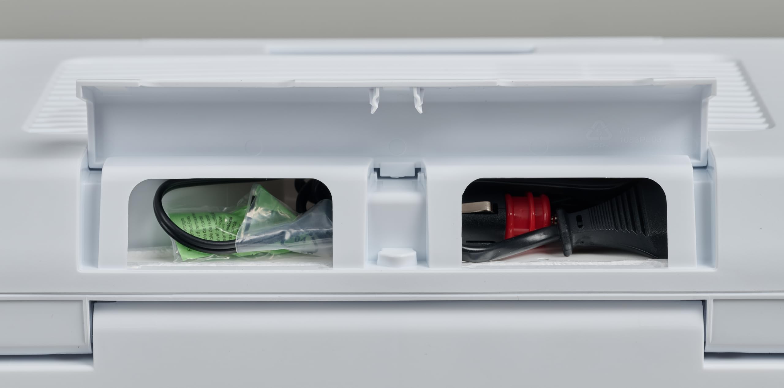 IGLOO IE27 elektryczna lodówka turystyczna 12V/230V, 26L – kompaktowa lodówka samochodowa na kemping, wakacje, łódź i festiwale, lekka i przenośna, ze schowkiem na kabel oraz trybem Eco/Max