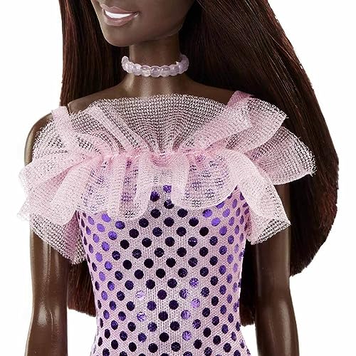 Muñeca Barbie con vestido rosa metálico y accesorios miniatura 2