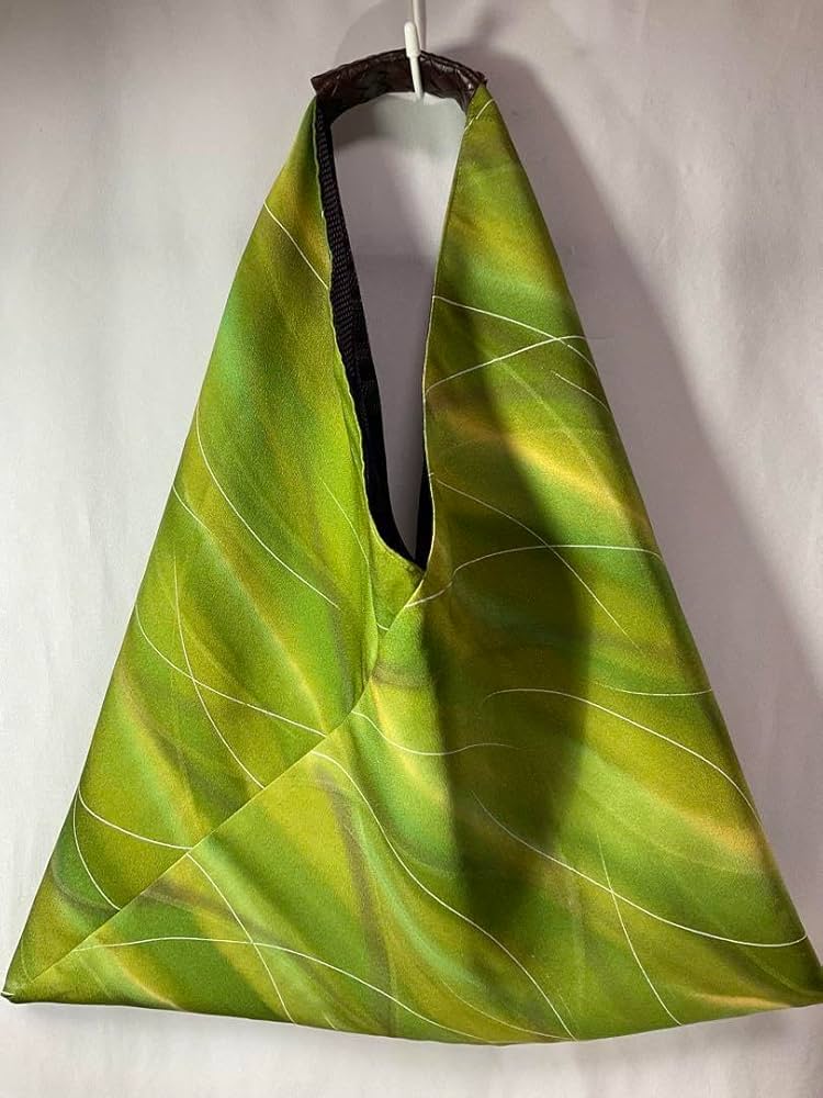 ソイジ‼️美華品❣️大島紬×黒ちりめんリバーシブル三角バッグ男女兼用ハンド６９ 美華品❣️大島紬×黒ちりめんリバーシブル三角バッグ男女兼用