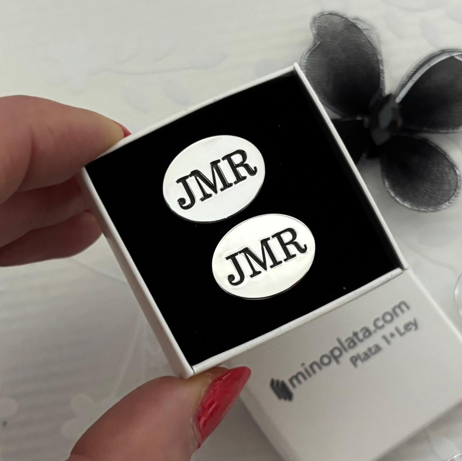 Gemelos para camisa ovalados de Plata de ley personalizados con los textos que tú quieras, podrás crear una joya única perfecta para regalar a novios, padrinos y hombres especiales