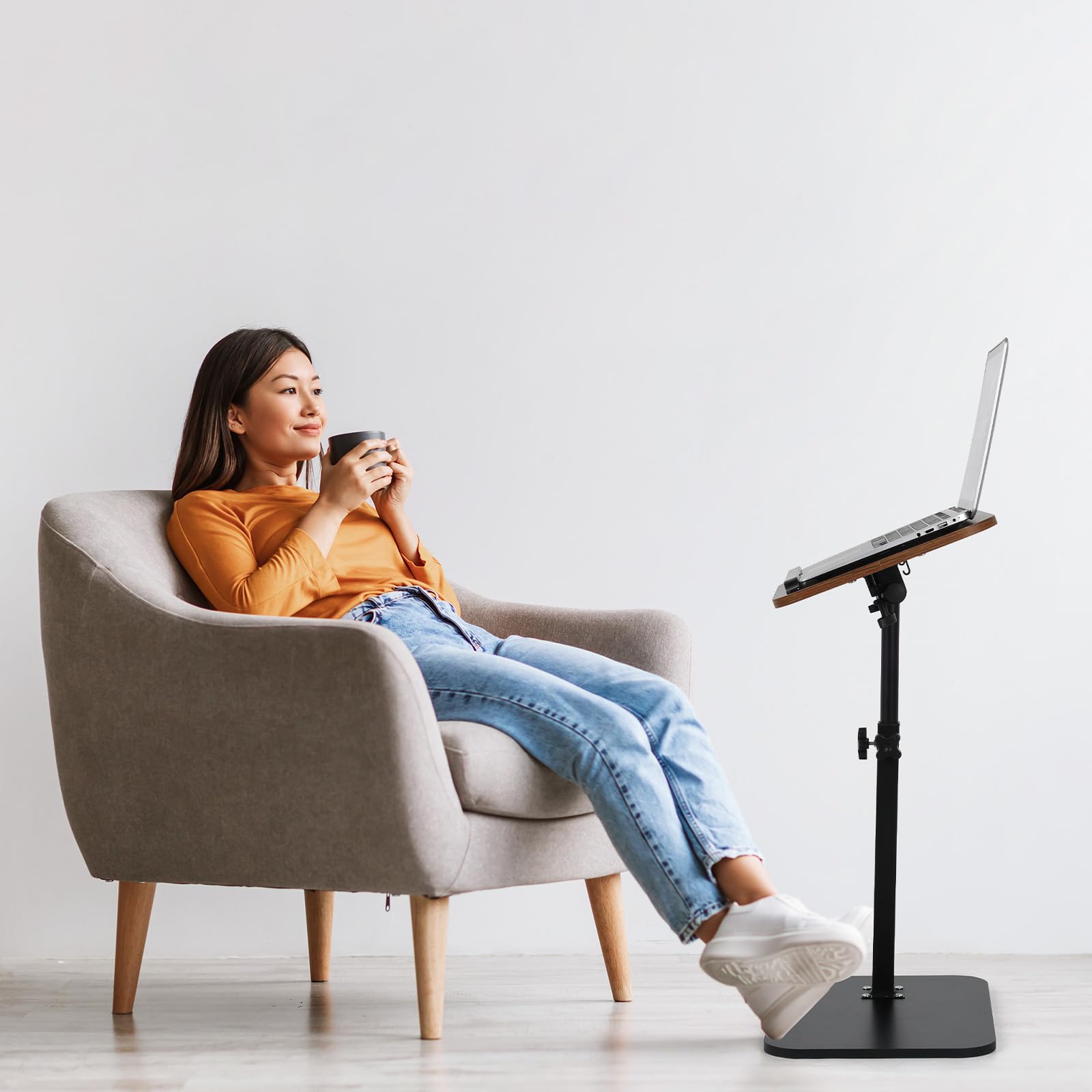 comfoyar Mesa Auxiliar en Forma de C Altura Regulable(45-80cm), Mesa Auxiliar con Tope para Sofa Cama Bañera, Giratoria 360° Mesa Auxiliar de Café para Salón Dormitorio, Pequeño Espacioes, Marrón