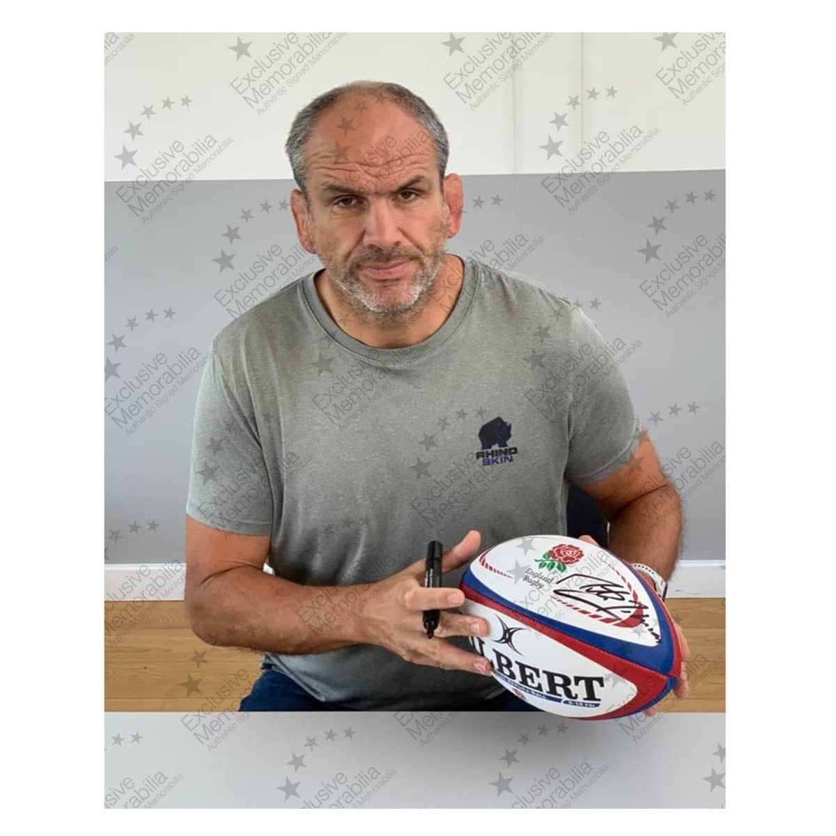 Pallone da rugby inglese firmato da Martin Johnson. In vetrina con targa