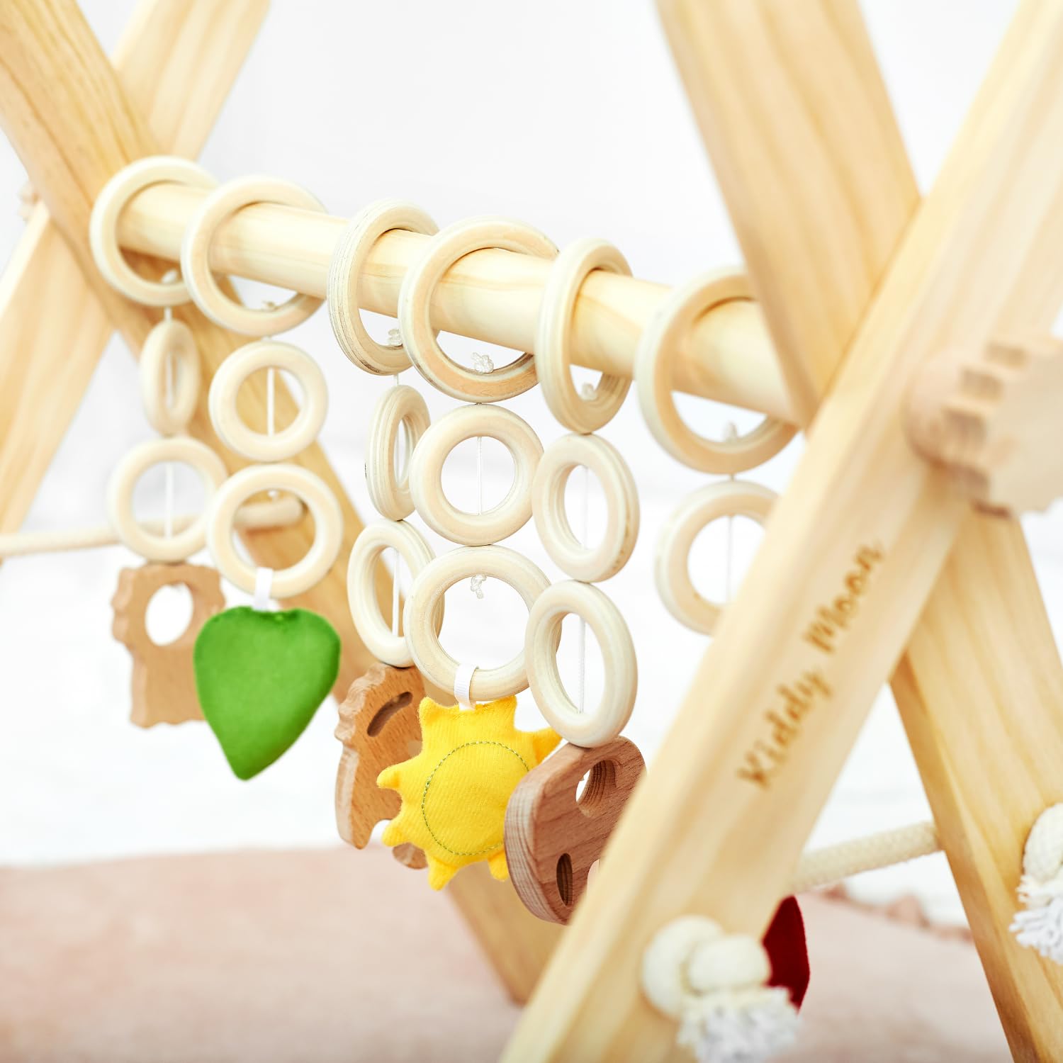 KiddyMoon Gimnasio De Madera Para Niños Y Bebés Con Juguetes Colgantes Juego De Actividades Juguete Montessori Para Niños Pequeños Gimnasio De Ejercicios Para Bebés, Natural