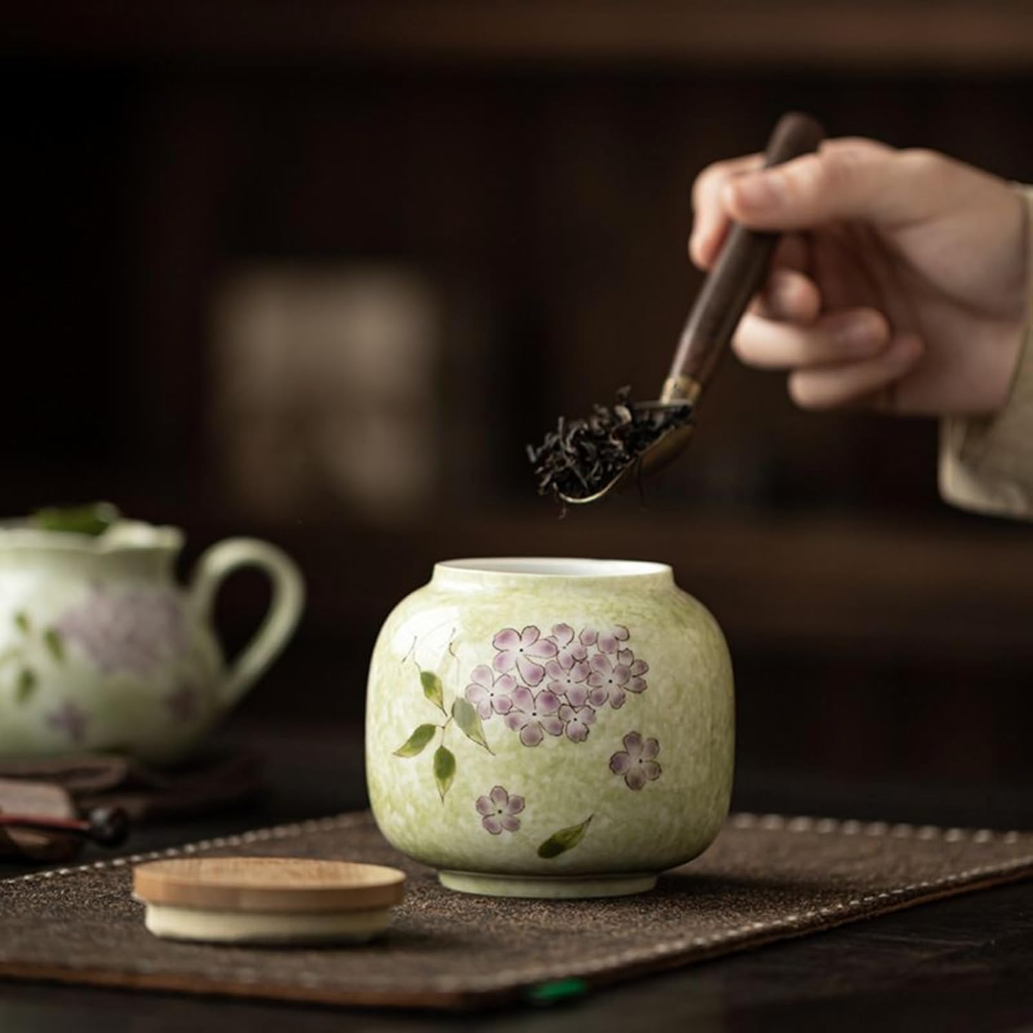 Hand-drawn Hydrangea Tea Caddy, 300ml 10.2oz, Household Ceramics Sealed Jar Portable Mini Tea Storage Jar