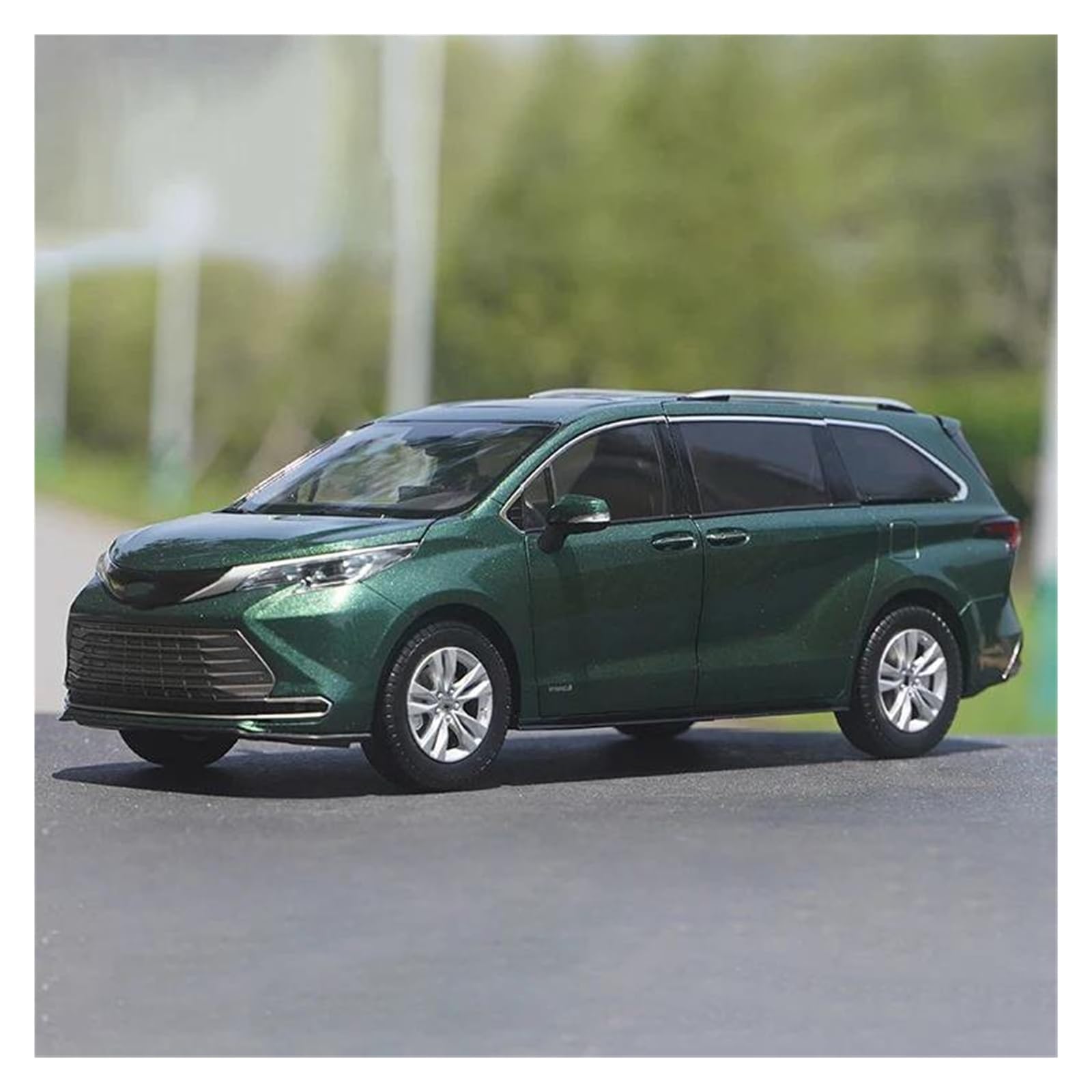 BANKOTO Diecast Car 1:18 For TOYOTO For SIENNA MPV Diecast Alloy Car Model Vehicles Hobbies Collections Collectible