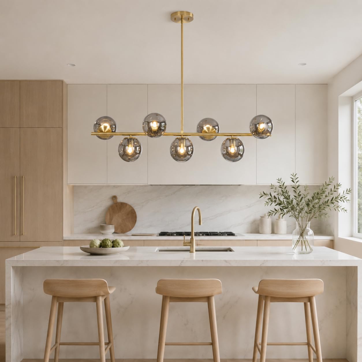 KCO Lighting Mid-Century-Kronleuchter 7 Flammig Gold, Moderne Lineare Pendelleuchte Aus Messing mit 7-Flammigem Kronleuchter aus Rauchglaskugeln für Kücheninsel, Esszimmer