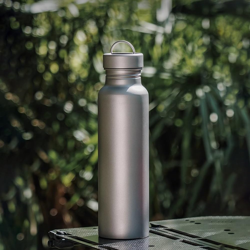 Gourde de Sport en Titane 800 ML | Accessoire d'extérieur ultraléger, étanche et réutilisable for Les Voyages, Le Camping, la randonnée, Le Sport et Le Quotidien.