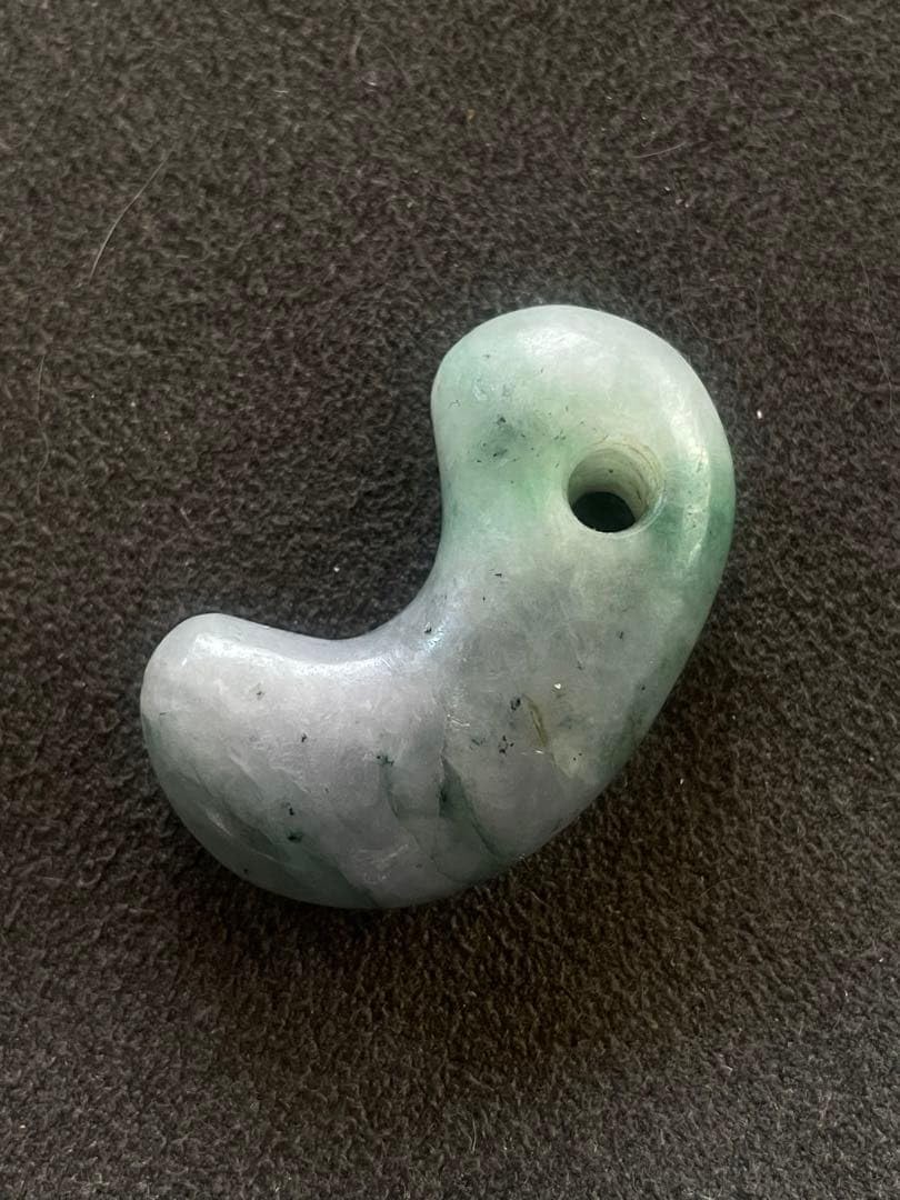 古墳時代　翡翠勾玉　アップルグリーン　ラベンダー宝石質翡翠　出土品 Amazon.co.jp: 古墳時代 翡翠勾玉 アップルグリーン ラベンダー宝石質