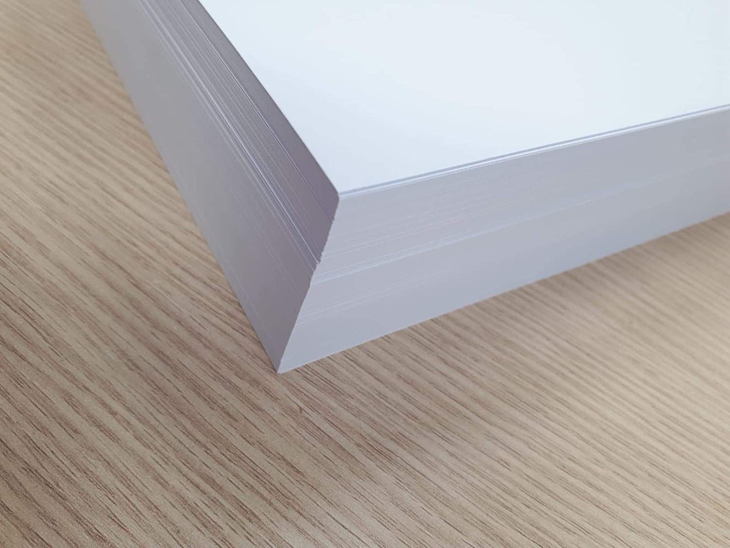 Papel Microperforado Din A4 troquelado por la mitad, 2 partes, 90 gramos. Ideal para Impresión de Albaranes y Recibos. (1000 hojas A4.)