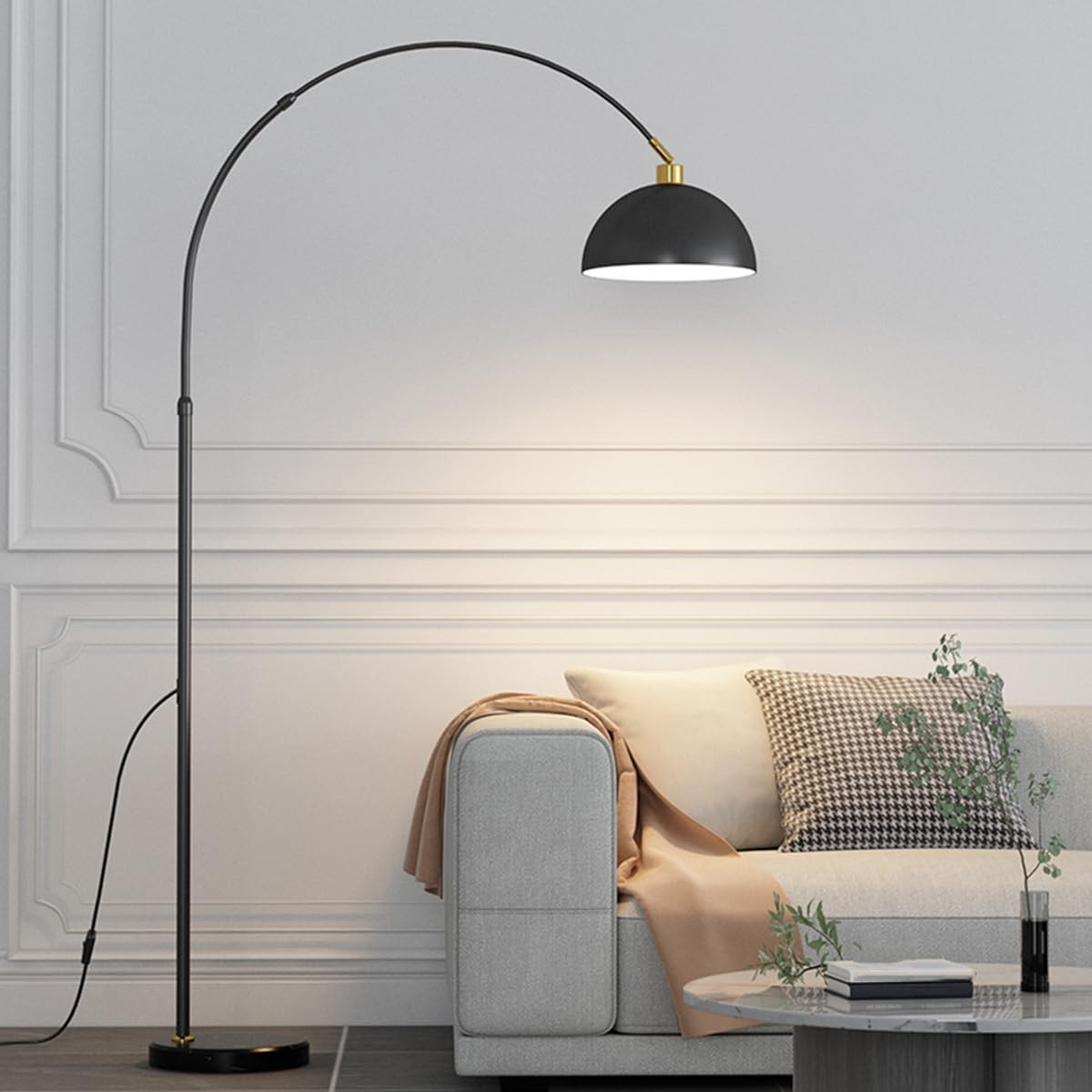 Nowoczesna minimalistyczna lampa podłogowa 180 cm (70,9 cala) z łukowatym metalowym kloszem, idealna do salonu, jadalni lub klasy. Złoty kolor. Regulowana wysokość, Wiszący klosz w