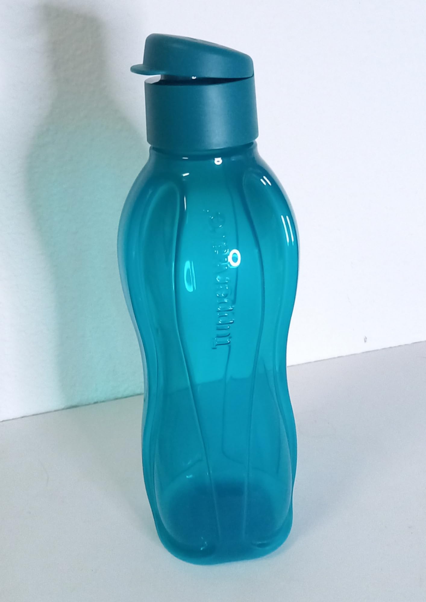Tupperware Eco Bottle - Bottiglia sportiva in plastica senza BPA, forma ergonomica, coperchio con chiusura ermetica, riutilizzabile