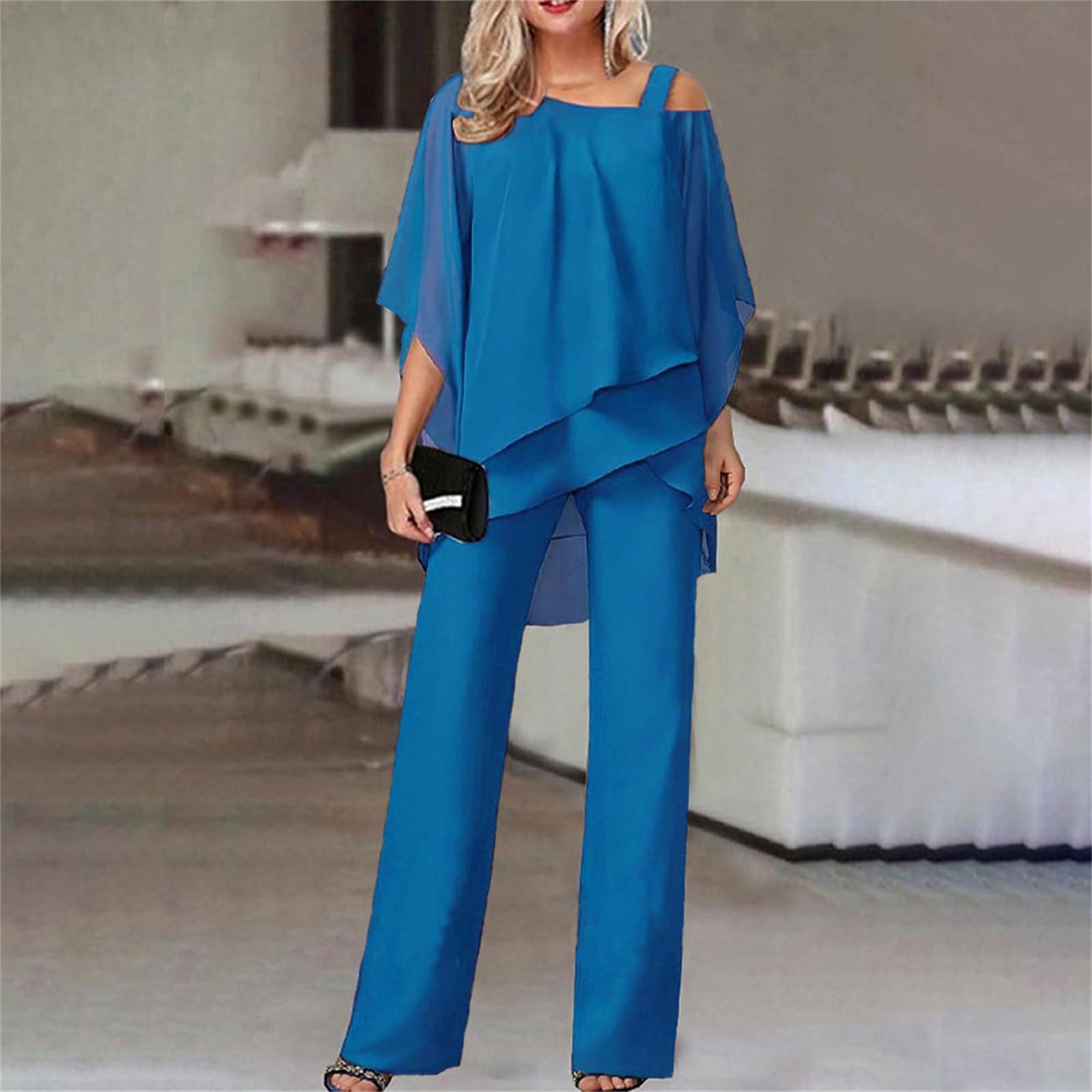 Generisch Zweiteiliges Damen-Outfit: Chiffon-Top mit Fledermausärmeln und asymmetrischem Schnitt sowie eleganter Jumpsuit mit weitem Bein – auch als Hosenanzug für Hochzeitsgäste geeignet