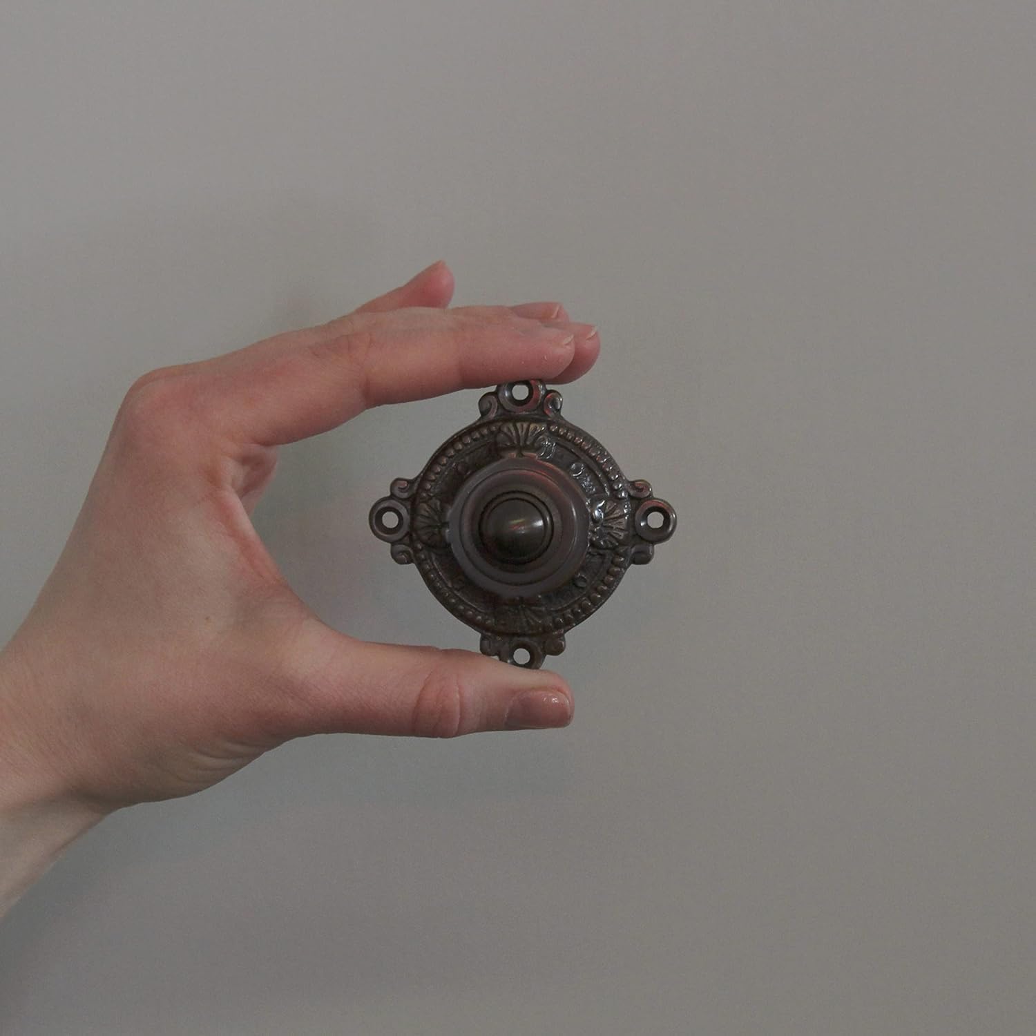 Ventano Antike Türklingel Unterputz (50 mm) – Massive Messing Klingelplatte antik patiniert, verziert – Ornamentale Jugendstil-Klingel für die Haustür