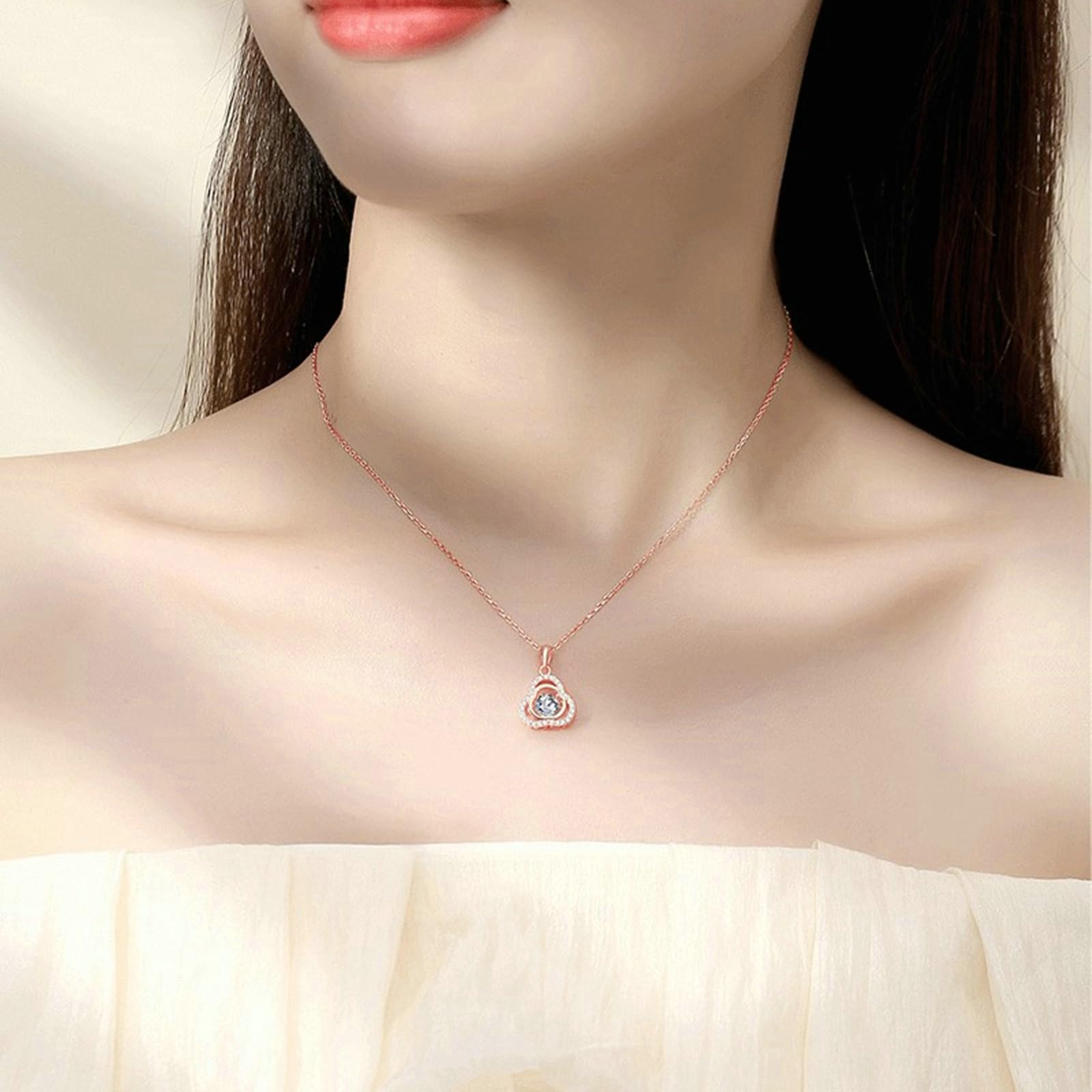 Łańcuszek damski z białego złota próby 375, 9 karatów, zawieszka charms z liściem koniczyny z topazem 5 mm, moissanit 0,5 ct i diamentowym naszyjnikiem 45 cm, na wesele