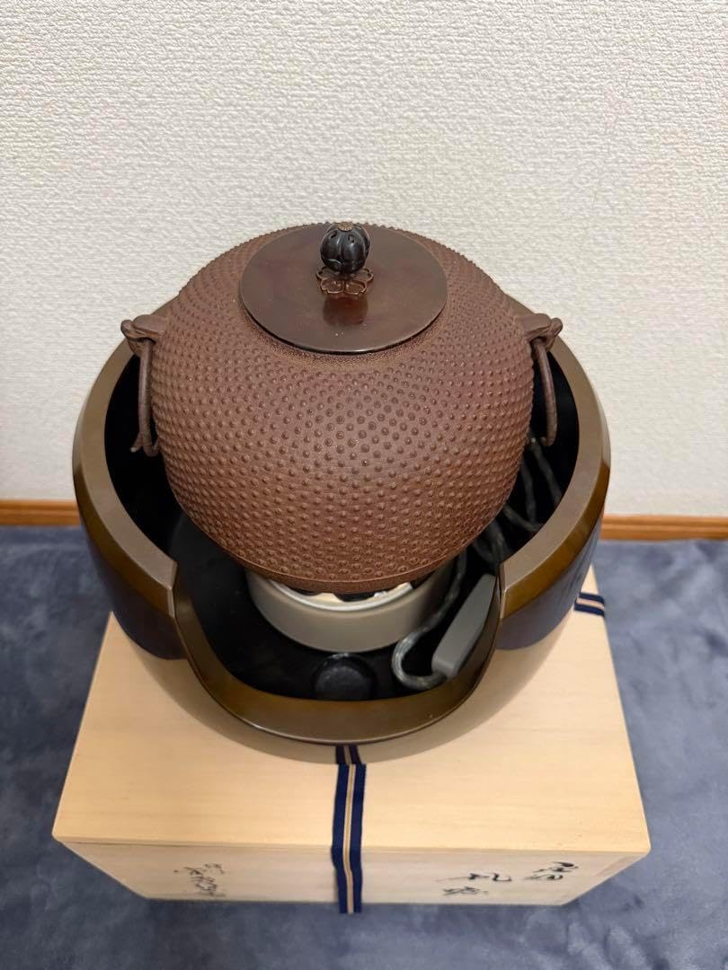 古美術◼️蔵から見事な殴り書きされたツル植物の抹茶茶碗が出てきた。茶道具、花道具 古美術 蔵から見事な殴り書きされたツル植物の抹茶茶碗が出てき