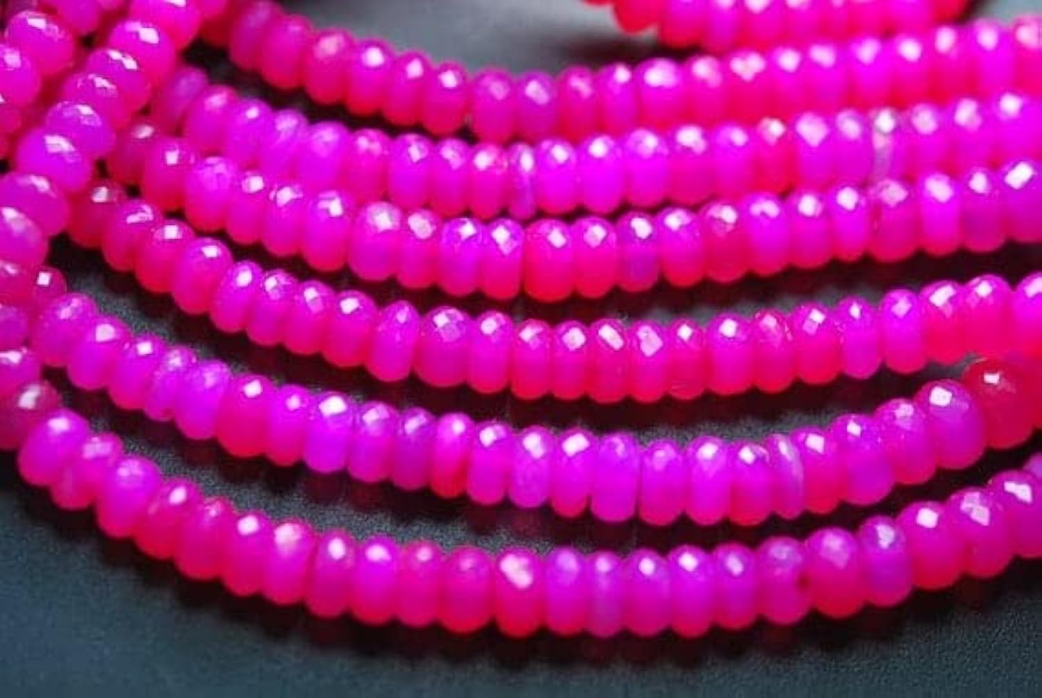 Perles rares en calcédoine rose facettée 6.5-8mm pour offrir un bijou fait main porteur de sens