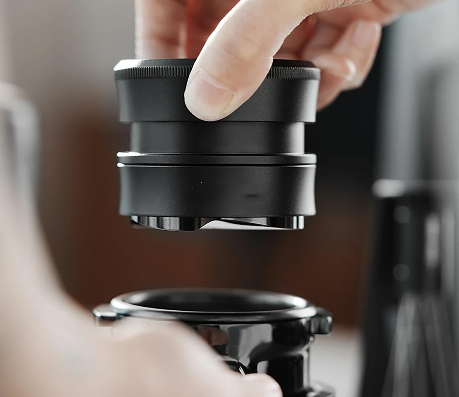 Compatible for distribuidor de gravedad 51/58 mm. | Nivelador de acero inoxidable y nogal for una preparación consistente de espresso.