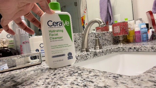 Image of CeraVe Hydrating Cleanser For Normal To Dry Skin (473ml) - Non-Foaming Face Wash with Hyaluronic Acid And Ceramides | Non-Comedogenic, Non-Irritating And Fragrance-Free Cleanser