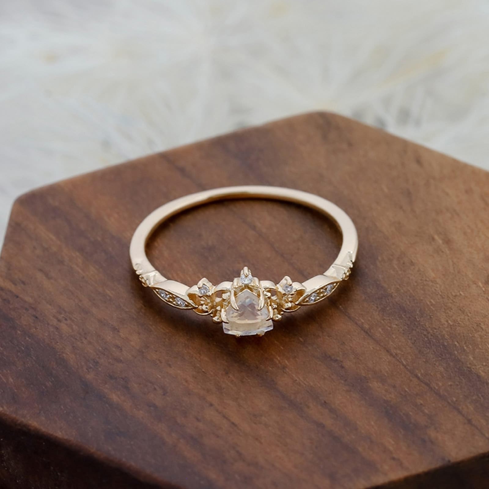 Bague solitaire au 375/585/750 en or jaune avec triangle et pierre de lune multicolore classique