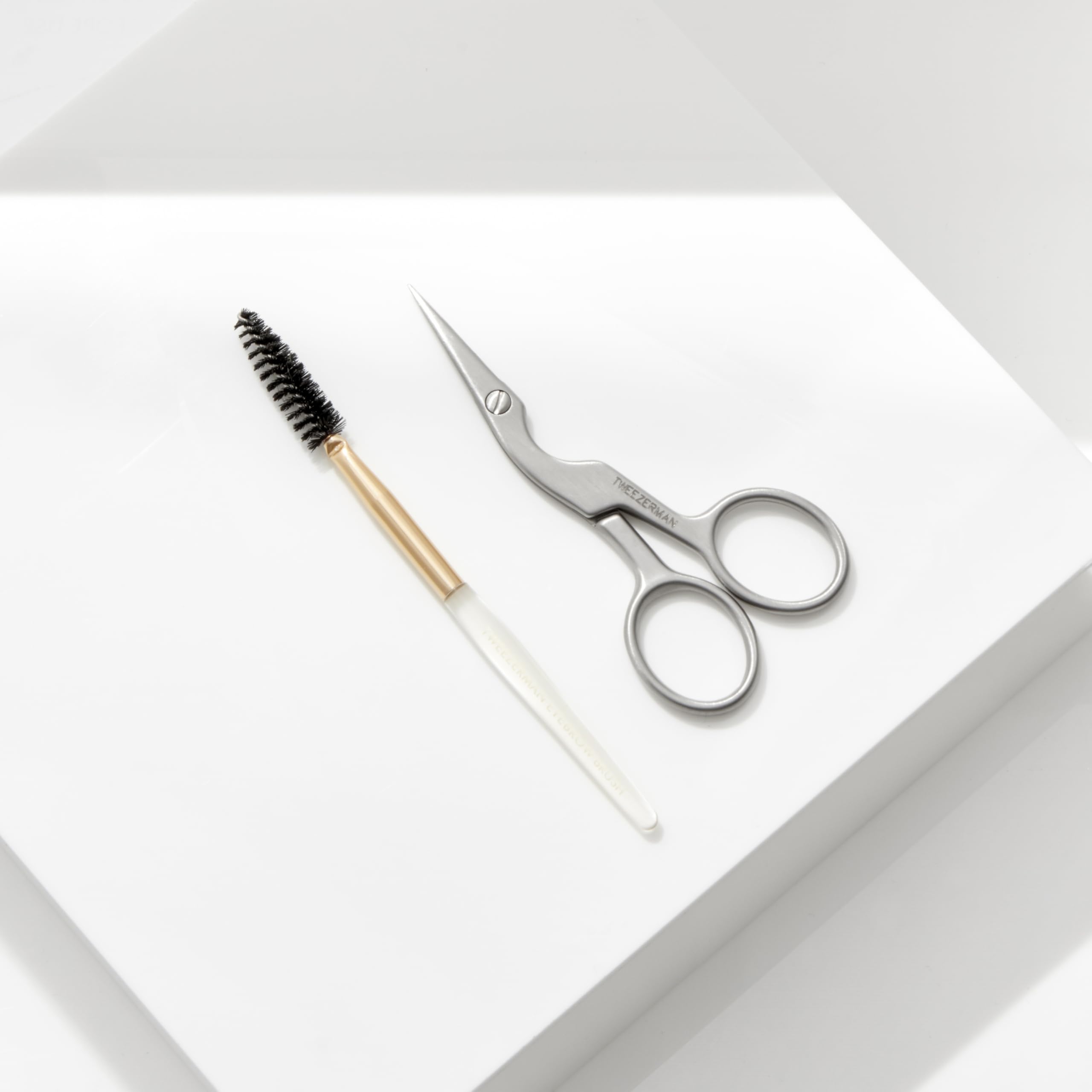 TWEEZERMAN Tijeras para cejas & cepillo para cejas (puntas de precisión, recorte, acero inoxidable), plata