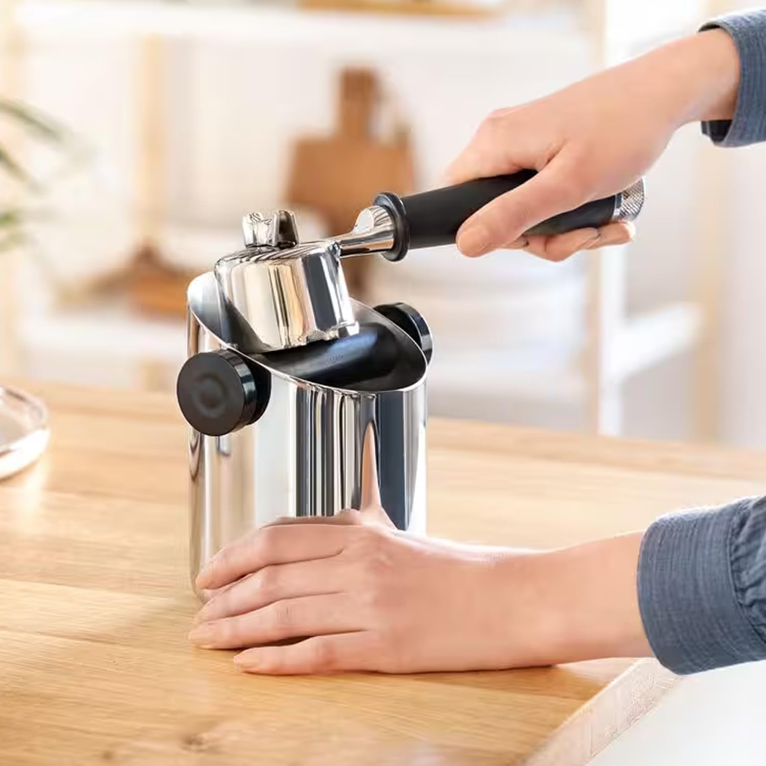 De'Longhi Knock Box for Coffee & Espresso Grounds, Easy & Mess-Free Disposal of Coffee Puck, Removable Bar and Non-Slip Base, Dishwasher Safe, Stainless Steel, 4-inch diameter,Silver