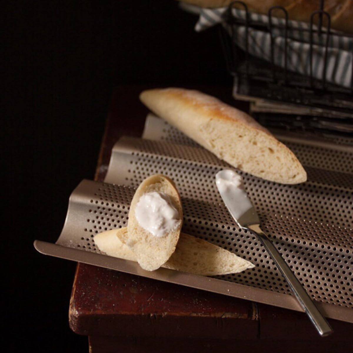Goldfarbenes Baguette Backblech aus Schwerem Carbonstahl Fach Gelochte Antihaft Backform für Französisches und Italienisches Brot Kleines Brotbackblech für Zuhause