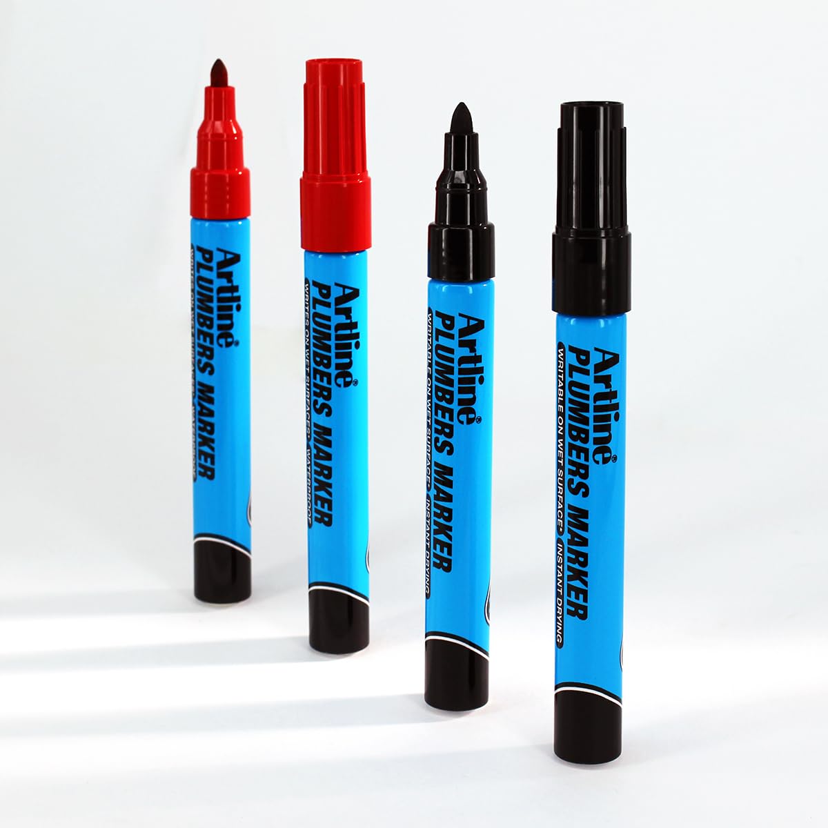 Artline Plumbers - Marcadores permanentes, serie profesional, para uso en superficies húmedas, marcadores de construcción impermeables, punta redonda de 1,5 mm, rojo, paquete de 12