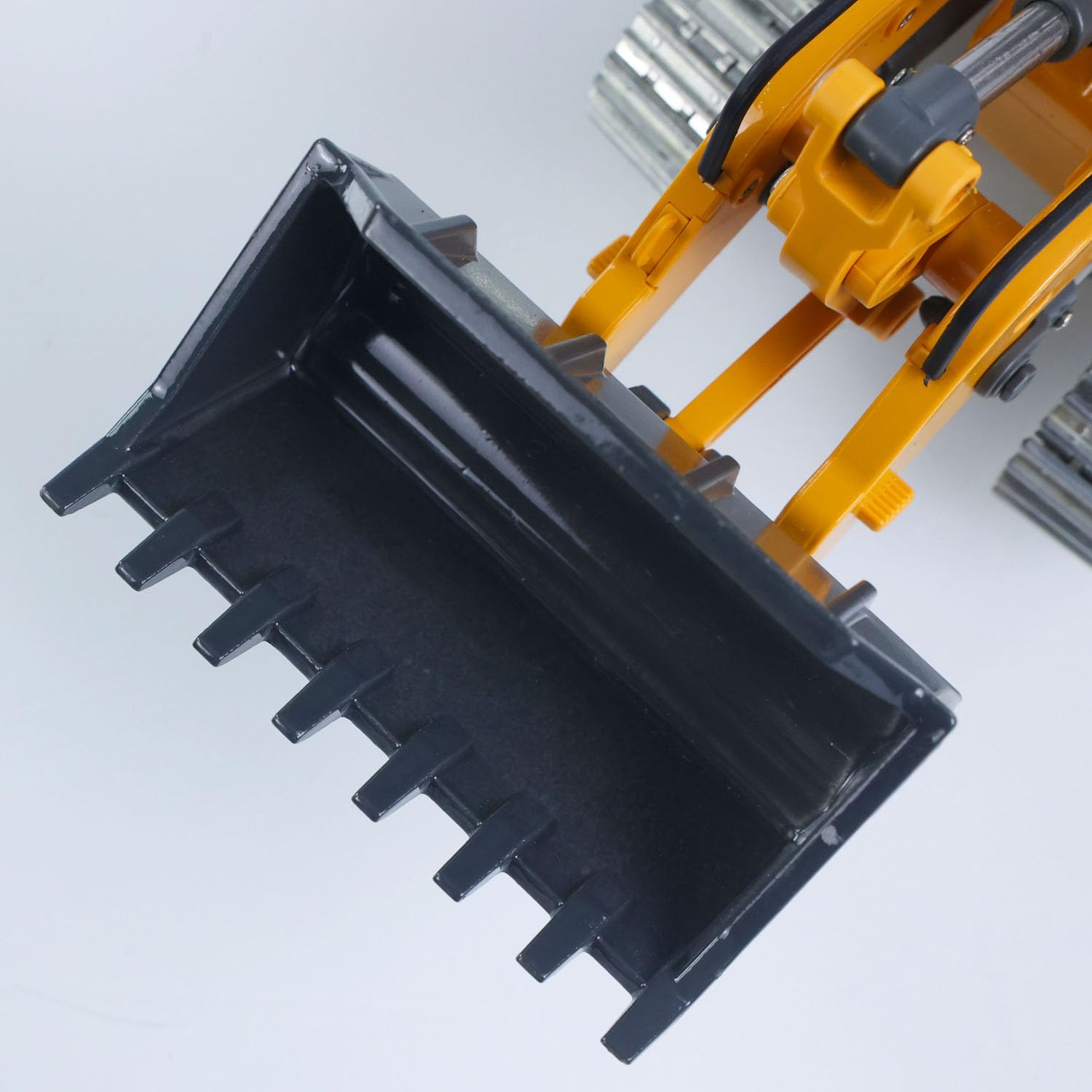 1:50 RC Sollevamento Elettrico Caricatore Tracked LR636 2.4G Veicolo Da Costruzione Metallo Secchio Track Ripper Modello RTR Suono Luce Batteria Hobby Grade Modello per Adulto Hobby (Giallo)