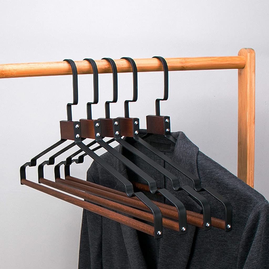Cintres en bois de qualité supérieure aux épaules larges pour un dressing parfaitement ordonné